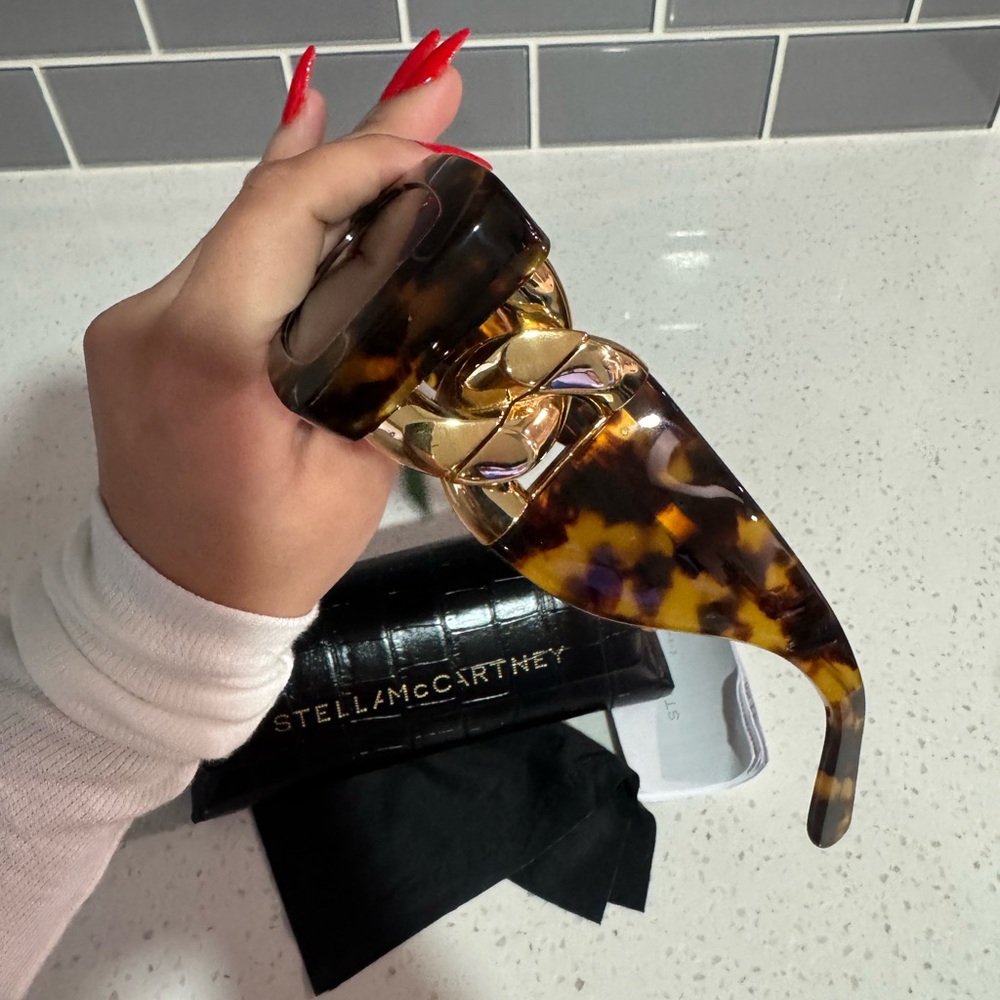 BIG SALE🫶Stella McCartney Tortoise Sunglasses with Gold Detail - Picture 7 of 16